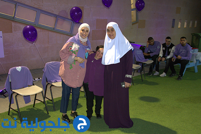 اضاءة المركز الجماهيري في جلجولية باللون البنفسجي بمناسبة اليوم العالمي لذوي الاحتياجات الخاصة